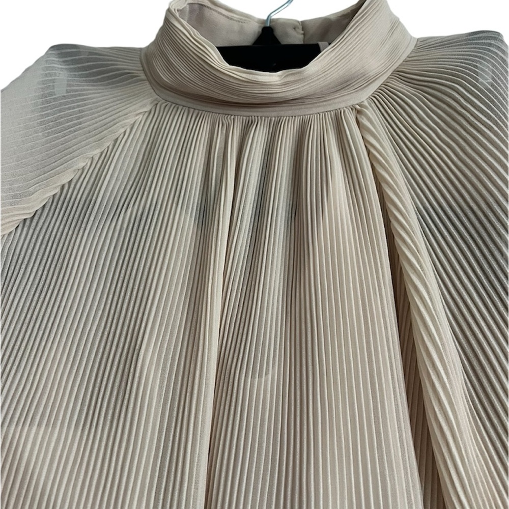 Banana Republic Elegant pleated blouse - Picture 3 of 13